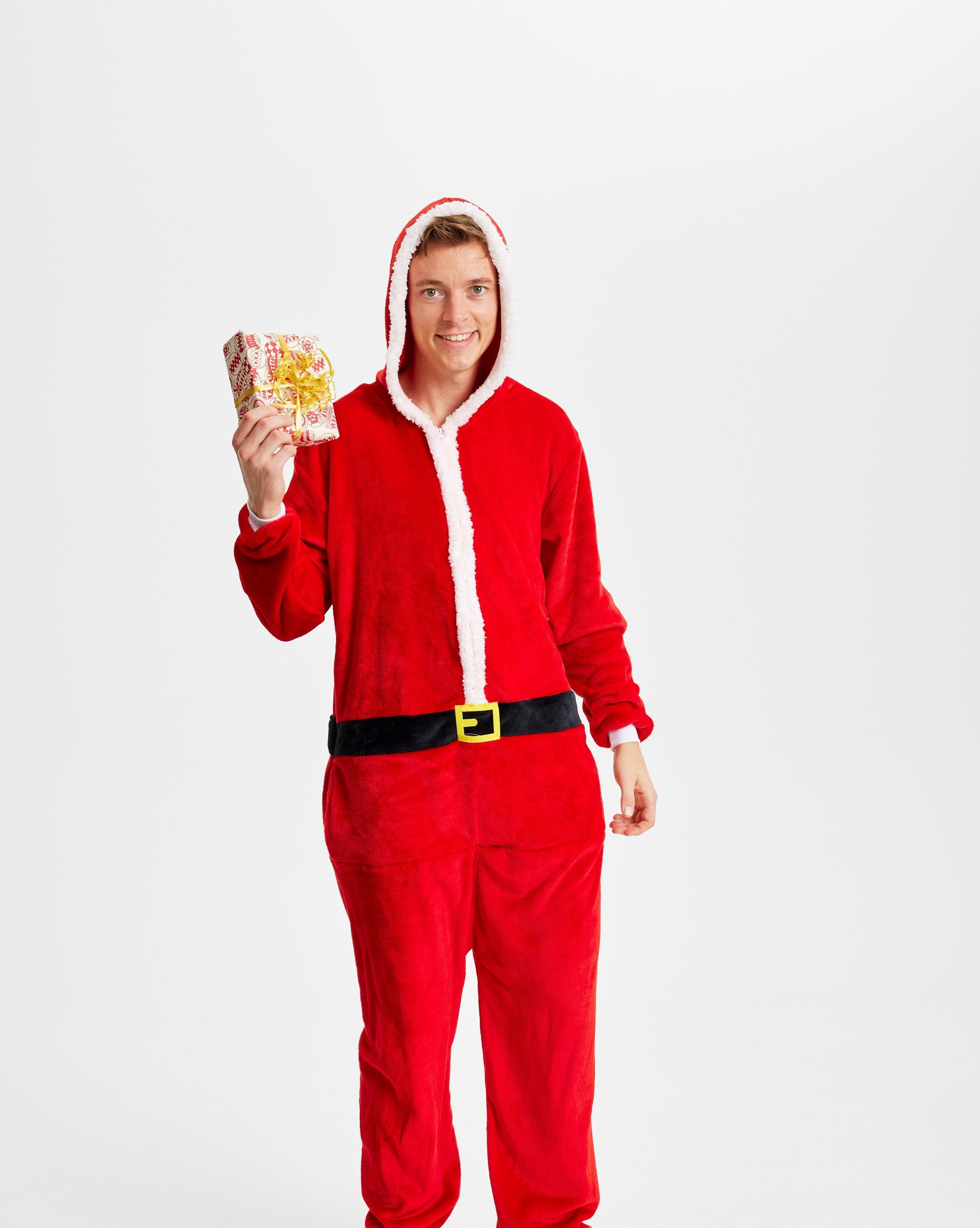 Een man in een kerstmannenkostuum.