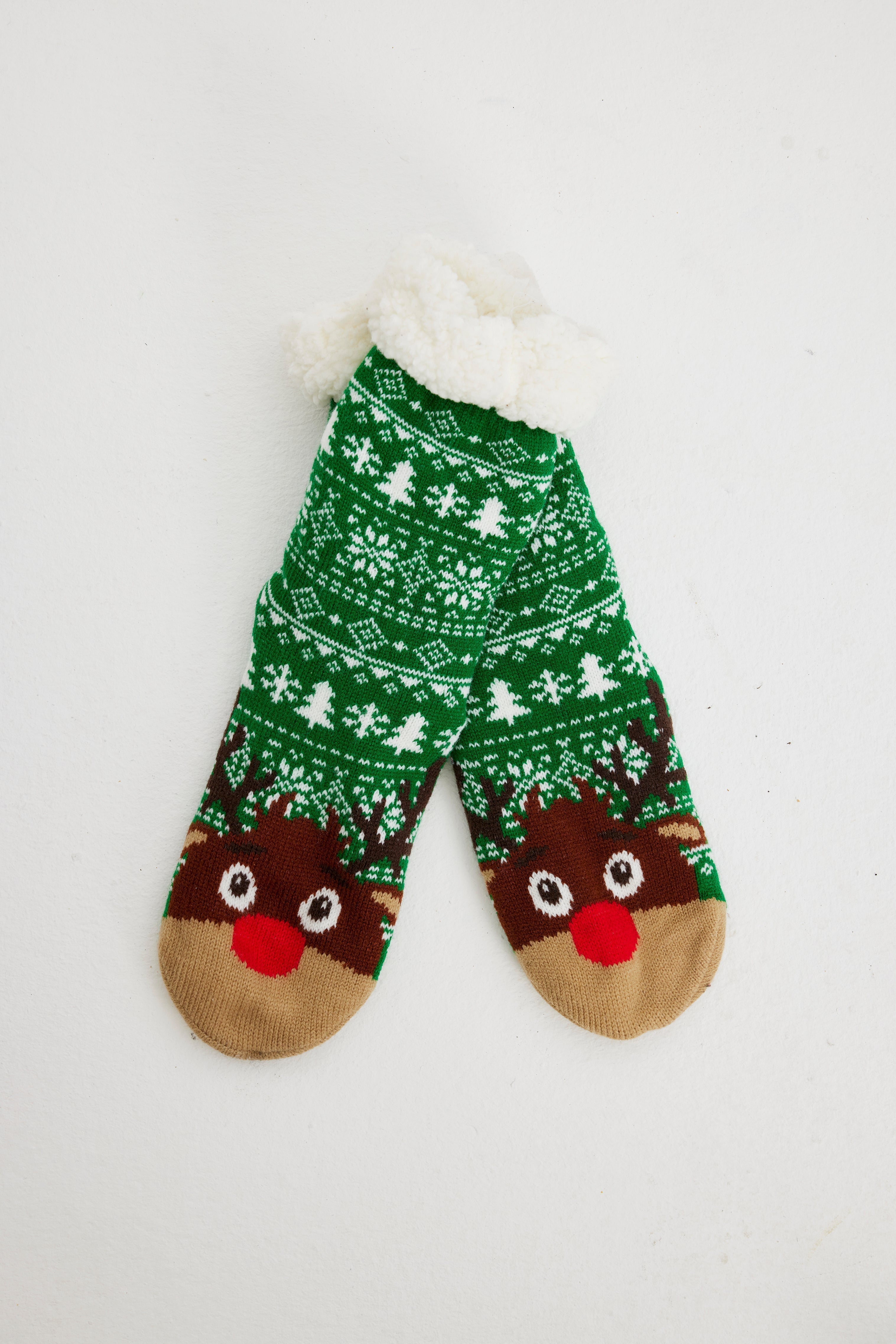 Groene kerstsokken met een rendier erop.