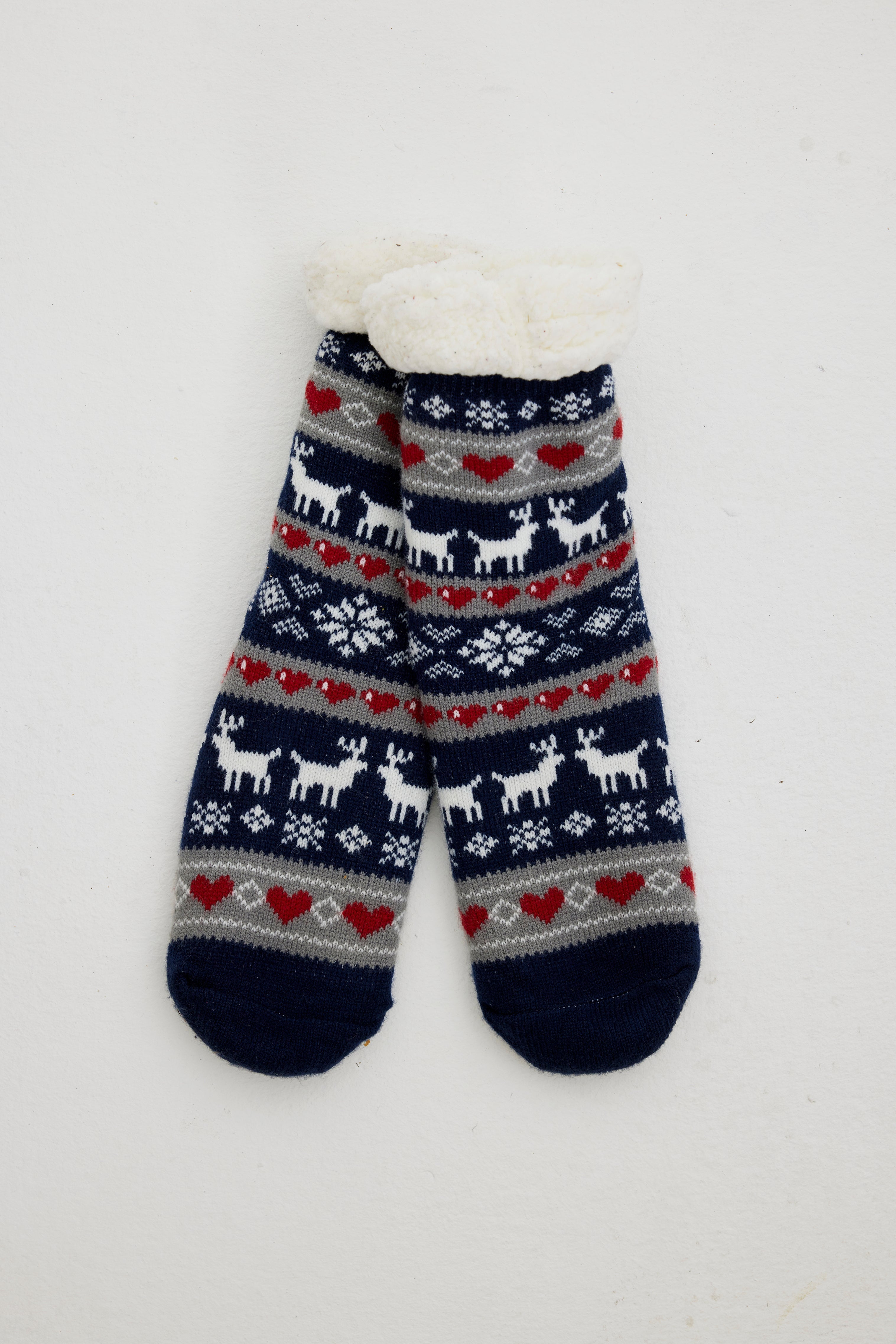 Blauw gestreepte kerstsokken met een patroon erop.